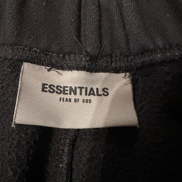 Essentials Shorts - Picture 4 of 5